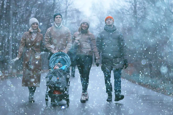 Paseo Invierno Parque Familia Joven Con Niño Pequeño Amigos Padres — Foto de Stock