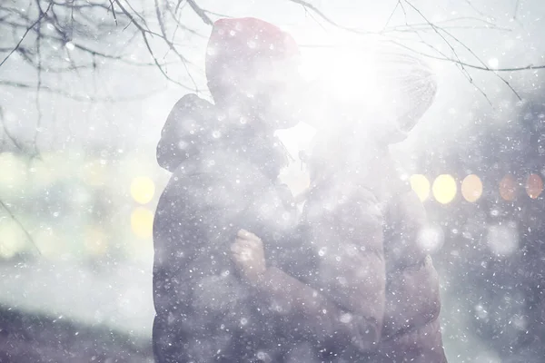 Casal Apaixonado Noite Inverno Abraçando Fora Sazonal Fundo Abstrato Chuva — Fotografia de Stock