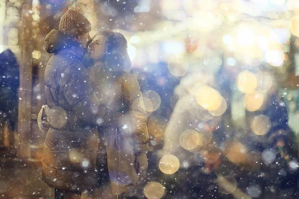 Casal Apaixonado Passeio Natal Cidade Neve Noite Dezembro Feriado Ano — Fotografia de Stock