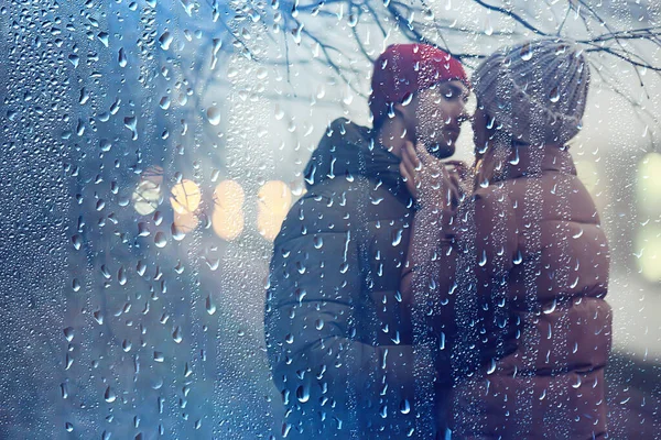 Para Miłość Zimowy Wieczór Przytulanie Zewnątrz Sezonowe Abstrakcyjne Tło Pogoda — Zdjęcie stockowe