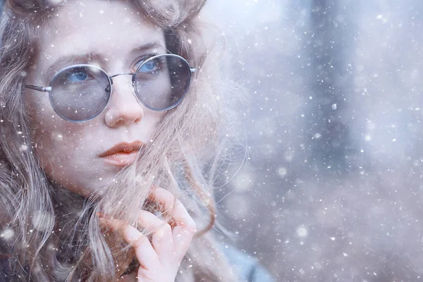 Menina Retrato Romântico Primeira Neve Outono Flocos Neve Desfocado Fundo — Fotografia de Stock