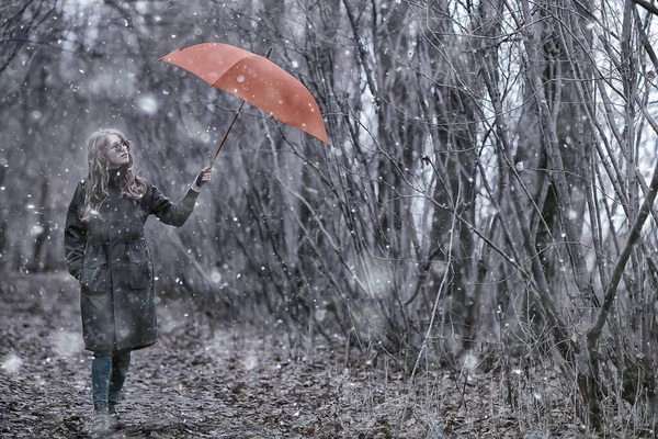 Meisje Romantisch Portret Eerste Sneeuw Herfst Sneeuwvlokken Wazig Achtergrond Seizoensgebonden — Stockfoto