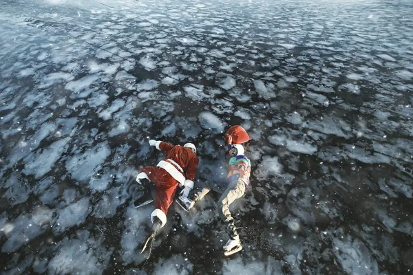 Gars Prend Des Cadeaux Santa Claus Patins Sur Glace Lac — Photo