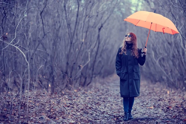Saisonale Herbstporträts Trauriges Mädchen Mit Regenschirm November Saisonale Virusimmunität Beim — Stockfoto