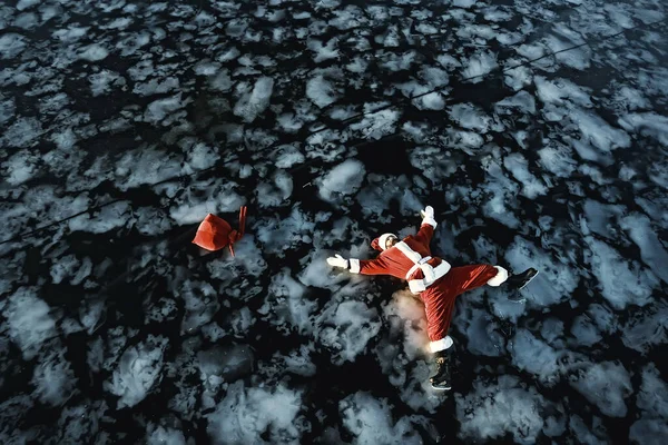 Санта Клаус Катается Коньках Льду Озера Поскользнулся Лежит Санта Неудачник — стоковое фото