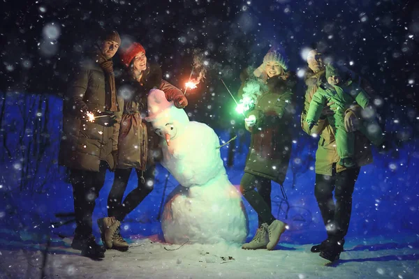 Grupa Przyjaciół Snowman Sparklers Party Boże Narodzenie Noc Szczęśliwego Nowego — Zdjęcie stockowe