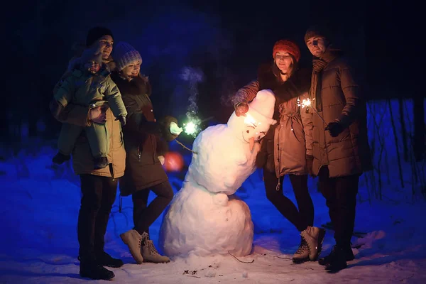 Grupa Przyjaciół Snowman Sparklers Party Boże Narodzenie Noc Szczęśliwego Nowego — Zdjęcie stockowe