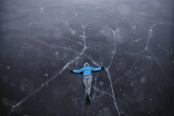 Buz Patenli Bir Adam Gölün Şeffaf Buzunda Yatıyor Yukarıdan Görünüyor — Stok fotoğraf