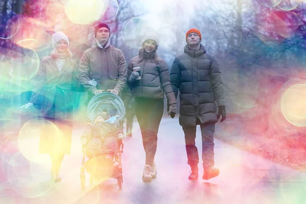 Parkta Kış Yürüyüşü Küçük Bir Çocuk Arkadaşlarıyla Genç Bir Aile — Stok fotoğraf