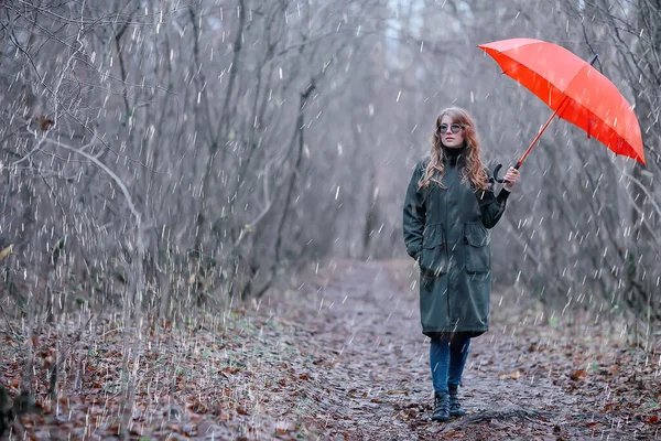 Seizoensgebonden Herfst Portret Triest Meisje Met Paraplu November Seizoensgebonden Virus — Stockfoto