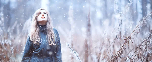 Chica Romántico Retrato Primera Nieve Otoño Copos Nieve Borrosa Fondo — Foto de Stock