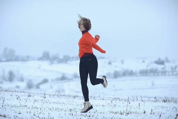 Winter Schneefeld Frau Glück Springen Und Laufen Feld Neujahrsferien Freiheitskonzept — Stockfoto