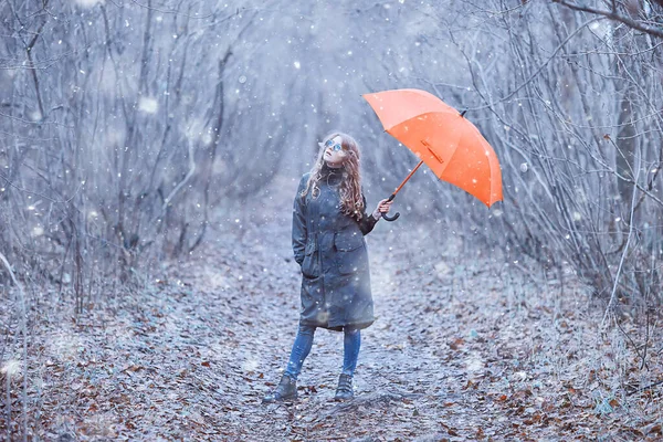 Menina Retrato Romântico Primeira Neve Outono Flocos Neve Desfocado Fundo — Fotografia de Stock