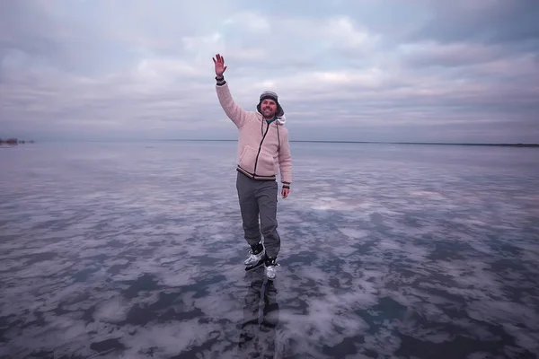 Gars Patine Sur Glace Lac Gelé Paysage Naturel Sport Plein — Photo