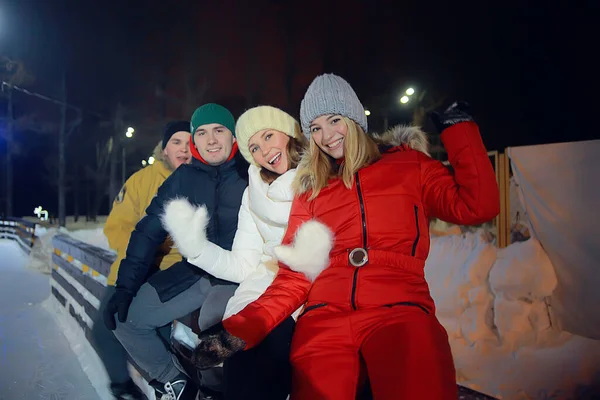 친구들과 스케이트보드를 크리스마스 행사를 즐기고 스포츠를 즐기는 청소년들 — 스톡 사진