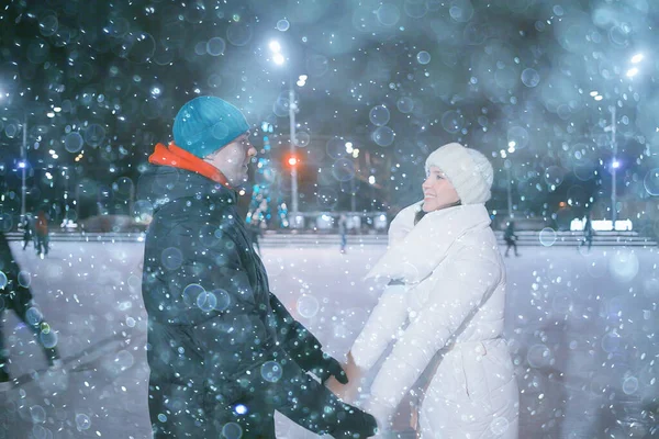 Paar Auf Der Eisbahn Abend Verliebte Weihnachten Sport Winterurlaub — Stockfoto