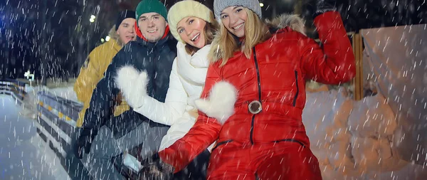 Grupo Amigos Patinação Pista Inverno Entretenimento Noite Natal Esportes Diversão — Fotografia de Stock