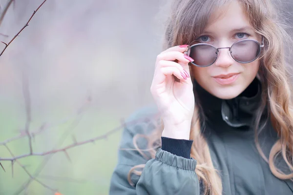 Gafas Niña Retrato Otoño Una Mujer Adulta Glamorosa Mirada Otoño —  Fotos de Stock