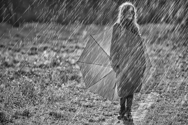 季節の秋の肖像傘を差した悲しい少女11月の季節のウイルス免疫散歩中 — ストック写真