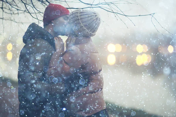 Paar Liefde Winter Avond Knuffelen Buiten Seizoensgebonden Abstracte Achtergrond Weer — Stockfoto