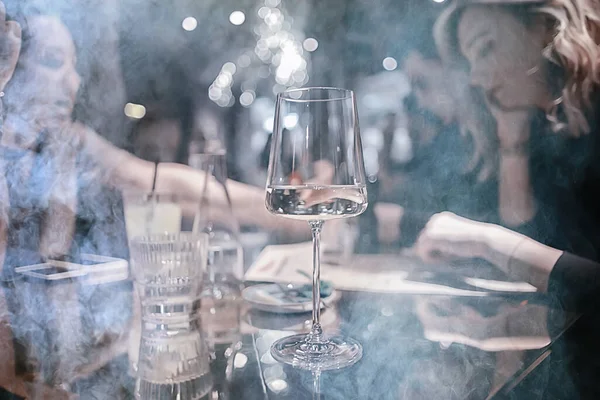 Restoran Masası Manzarası Akşam Şarap Bardağı Partideki Arkadaşlar — Stok fotoğraf