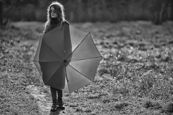 Säsongsbetonat Höstporträtt Ledsen Flicka Med Paraply November Säsongsbetonad Virusimmunitet Promenad — Stockfoto