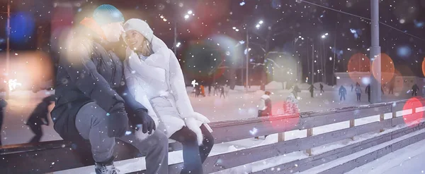 Пара Катке Вечером Влюбленные Рождественские Спортивные Зимние Праздники — стоковое фото