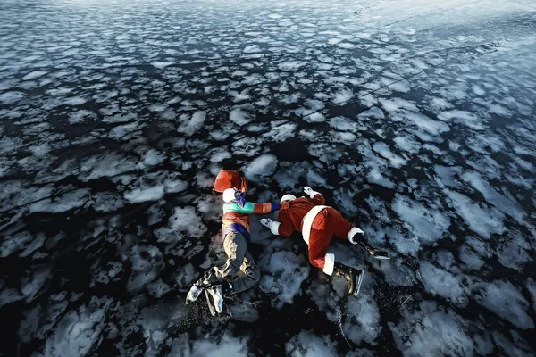 Ragazzo Prende Regali Babbo Natale Pattini Sul Ghiaccio Del Lago — Foto Stock