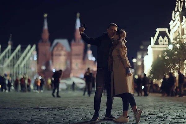 情侣恋爱在莫斯科的夜晚冬天 年轻的家庭夜晚在冬天莫斯科 秋天的风格 — 图库照片