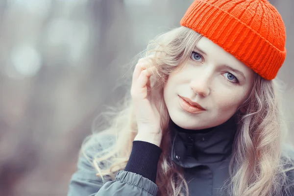 Modelo Final Outono Parque Estilo Europeu Menina Adulta Olhar Glamouroso — Fotografia de Stock