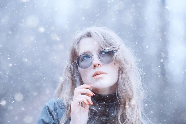 Chica Romántico Retrato Primera Nieve Otoño Copos Nieve Borrosa Fondo —  Fotos de Stock