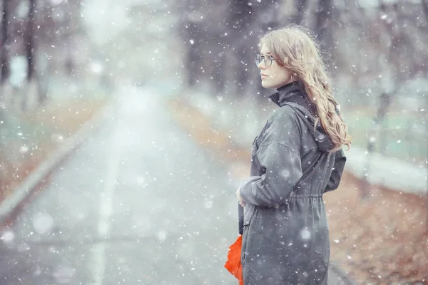 Menina Retrato Romântico Primeira Neve Outono Flocos Neve Desfocado Fundo — Fotografia de Stock