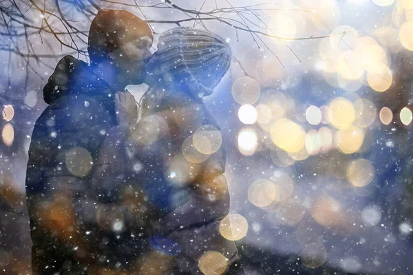 Pareja Enamorada Invierno Noche Abrazos Fuera Fondo Abstracto Estacional Tiempo — Foto de Stock