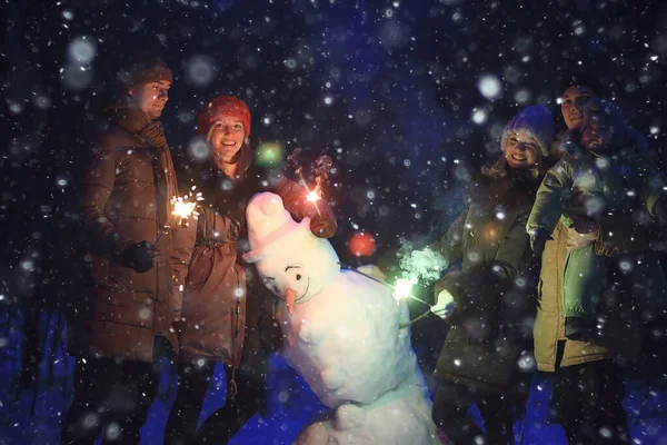 Grupa Przyjaciół Snowman Sparklers Party Boże Narodzenie Noc Szczęśliwego Nowego — Zdjęcie stockowe