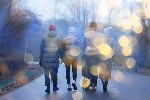 公園の冬の散歩小さな子供や友人を持つ若い家族季節外の若い両親は — ストック写真