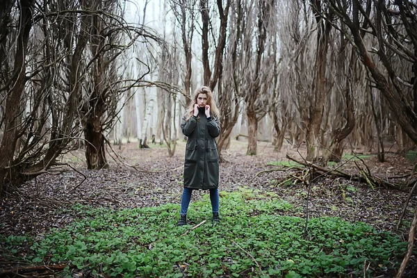 Ponurý Podzimní Park Dívka Portrét Neobvyklé Tónování Podzimní Vzhled Modelu — Stock fotografie