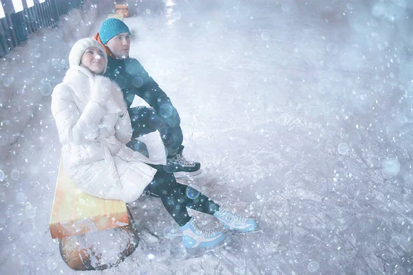 情侣们在冰天雪地的夜晚 情侣们在圣诞节体育寒假 — 图库照片