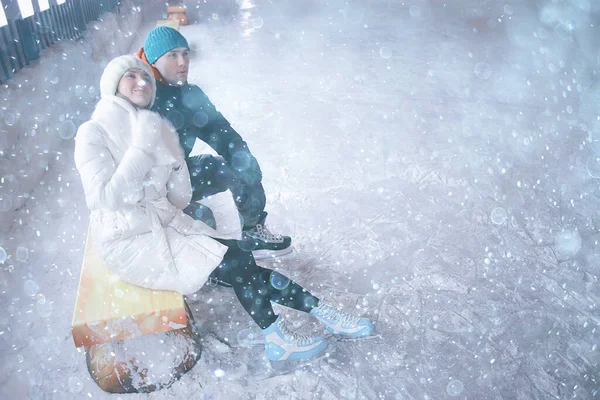 Pareja Pista Hielo Noche Amantes Navidad Deporte Invierno Vacaciones — Foto de Stock