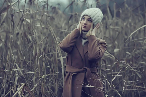 Otoño Retrato Moda Chica Romántica Hierba Viaje Mirada Estacional — Foto de Stock