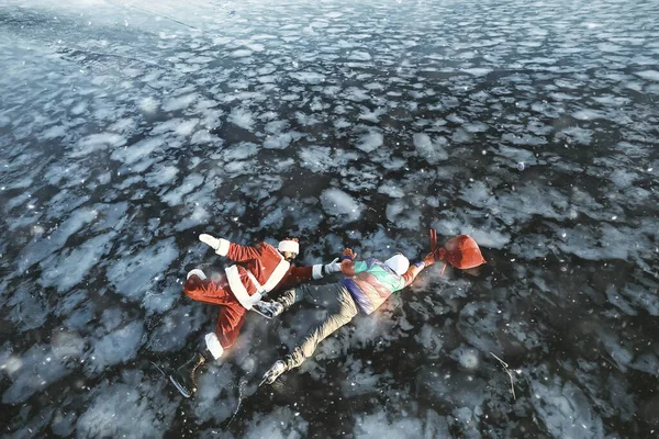 Guy Takes Gifts Santa Claus Skates Ice Lake Rob Santa — 스톡 사진