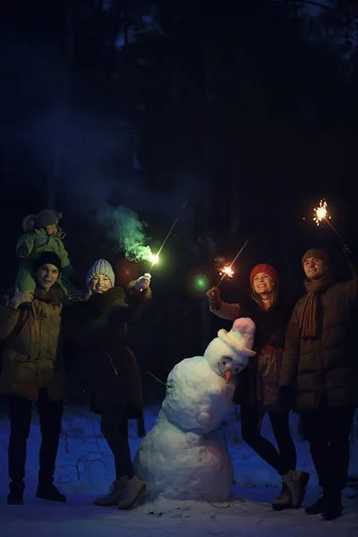 Grupa Przyjaciół Snowman Sparklers Party Boże Narodzenie Noc Szczęśliwego Nowego — Zdjęcie stockowe