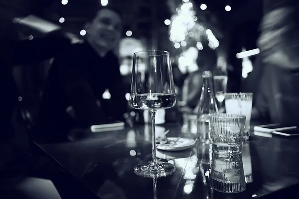 Meja Restoran Melihat Gelas Anggur Malam Teman Teman Pesta — Stok Foto