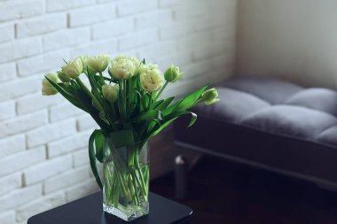 Beyaz laleler bahar buketi, arka plan taze çiçekler romantik kutlama marşı Nisan, mevsimlik geçmiş