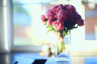 Bir buket pembe şakayık, bahar hediyesi, romantik narin çiçekler arka plan, yaz manzarası.