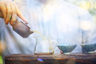 Çaydanlıkta büyük bir yaprak Çin çayı.