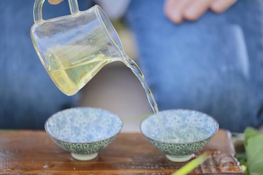 Bahar bahçesinde Japon çay seremonisi, Asya 'da kiraz çiçeği aromalı sakura.