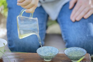 Bahar bahçesinde Japon çay seremonisi, Asya 'da kiraz çiçeği aromalı sakura.