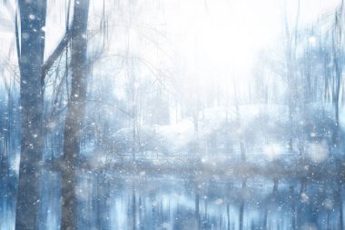 Ormanda ilkbahar başlangıcı, kar yağışı, soyut doğa manzarası, mevsimsel takvim manzarası.