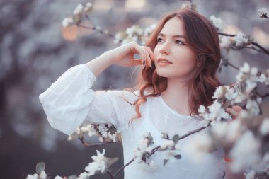 Çiçekçi kız ağaçlar mutluluk, Asya turizmi, geleneksel mevsimlik çiçek.