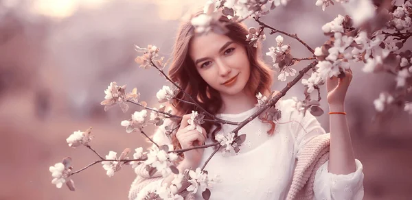 満開の庭で夢を見て幸せな女の子 花の新鮮な優しさ春の女性 — ストック写真